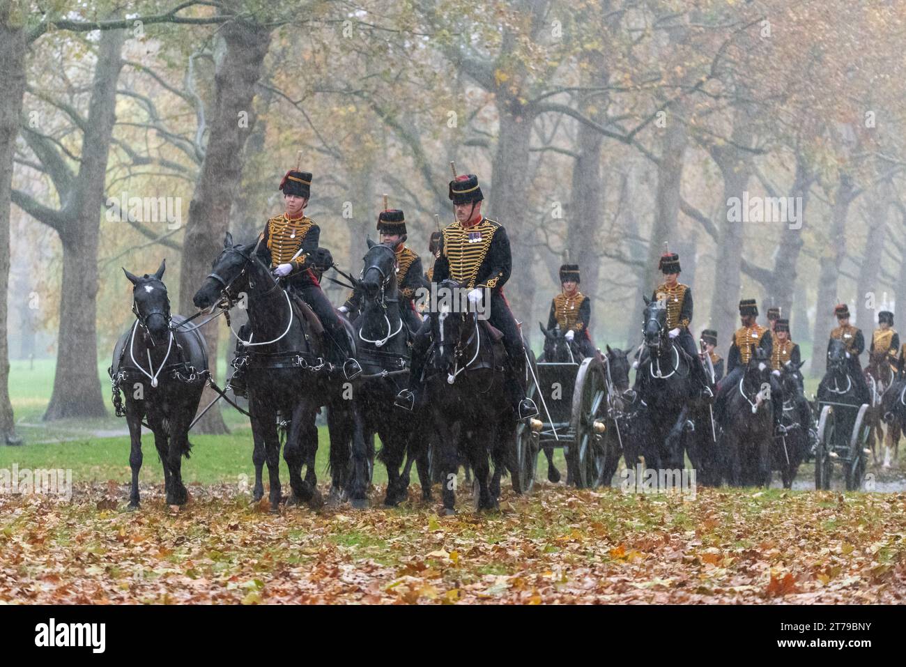 Green Park, Westminster, London, Großbritannien. November 2023. Im Royal Park of Green Park fand ein 41-Kanonen-Salut statt, um den Geburtstag von König Karl III. Zu feiern, der heute 75 Jahre alt ist. Der Gruß wurde von der Königstruppe Royal Horse Artillery (KTRHA) abgefeuert, die mit den 13-Pfünder-Kanonen der QF aus der Zeit des Ersten Weltkriegs in den Park eintraf. Der Gruß fand um 12 Uhr mittags bei starkem Regen statt. Berittene Truppen verlassen Stockfoto