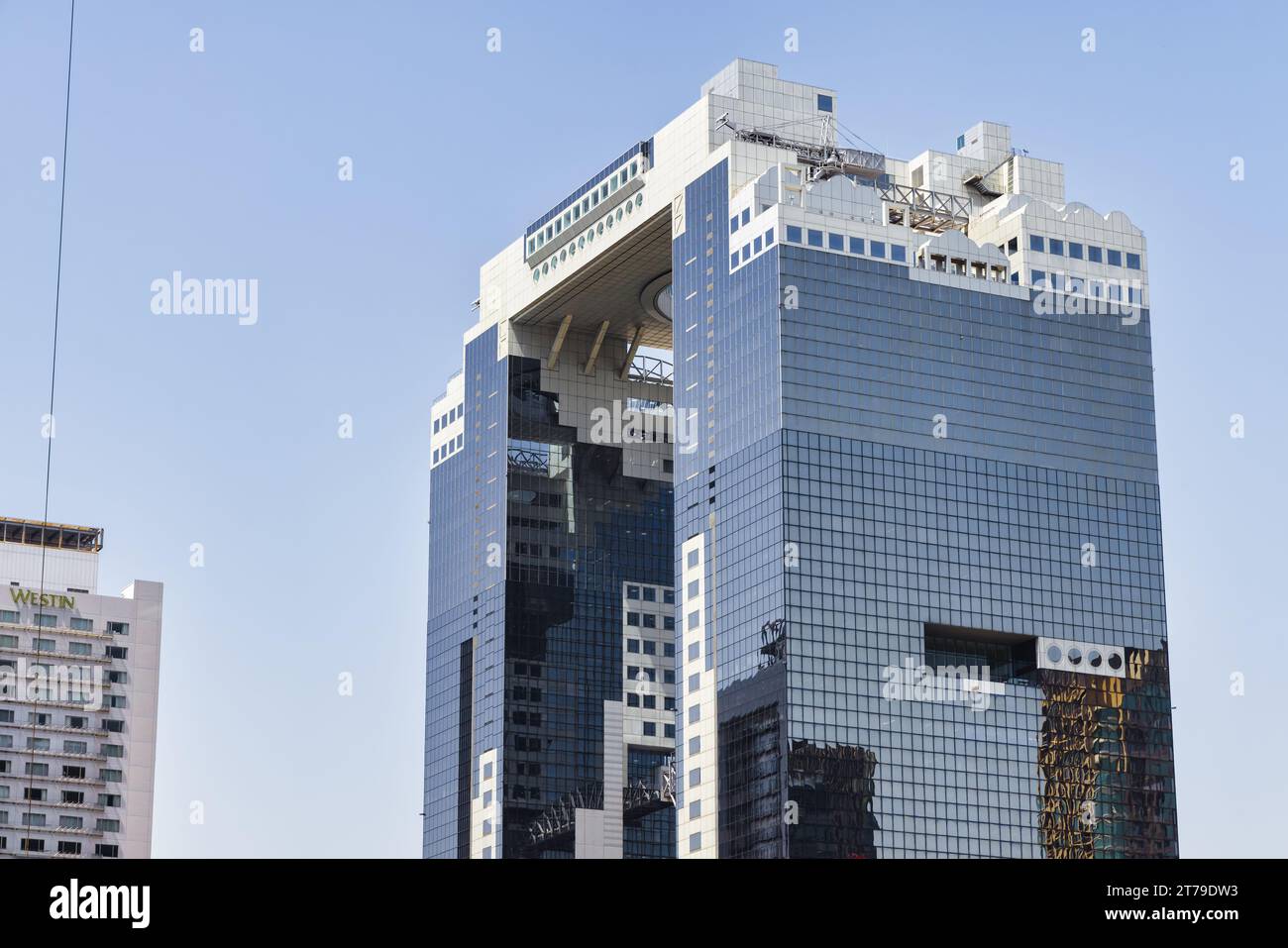 Osaka, Japan – 13. April 2023: Umeda Sky Building in Osaka. Eines der bekanntesten Wahrzeichen der Stadt besteht aus zwei 40-stöckigen Türmen, die durch b miteinander verbunden sind Stockfoto