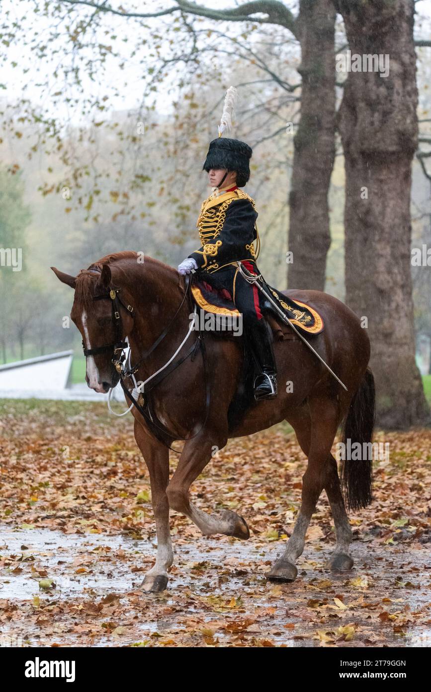 Green Park, Westminster, London, Großbritannien. November 2023. Im Royal Park of Green Park fand ein 41-Kanonen-Salut statt, um den Geburtstag von König Karl III. Zu feiern, der heute 75 Jahre alt ist. Der Gruß wurde von der Königstruppe Royal Horse Artillery (KTRHA) abgefeuert, die mit den 13-Pfünder-Kanonen der QF aus der Zeit des Ersten Weltkriegs in den Park eintraf. Der Gruß fand um 12 Uhr mittags bei starkem Regen statt. Berittene Truppen verlassen Stockfoto