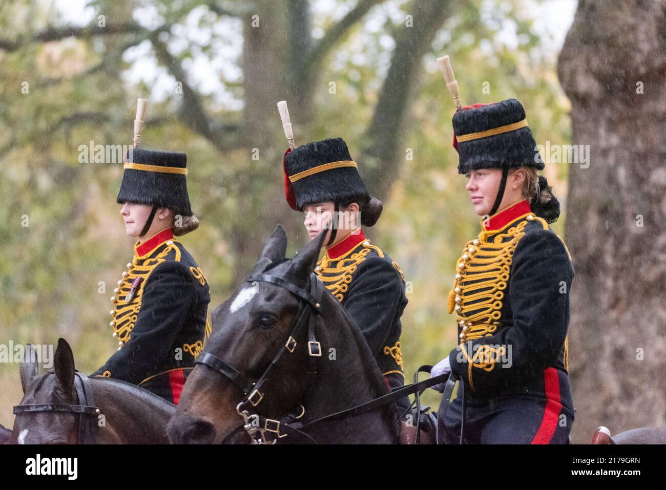 Green Park, Westminster, London, Großbritannien. November 2023. Im Royal Park of Green Park fand ein 41-Kanonen-Salut statt, um den Geburtstag von König Karl III. Zu feiern, der heute 75 Jahre alt ist. Der Gruß wurde von der Königstruppe Royal Horse Artillery (KTRHA) abgefeuert, die mit den 13-Pfünder-Kanonen der QF aus der Zeit des Ersten Weltkriegs in den Park eintraf. Der Gruß fand um 12 Uhr mittags bei starkem Regen statt. Berittene weibliche Truppen verlassen Stockfoto