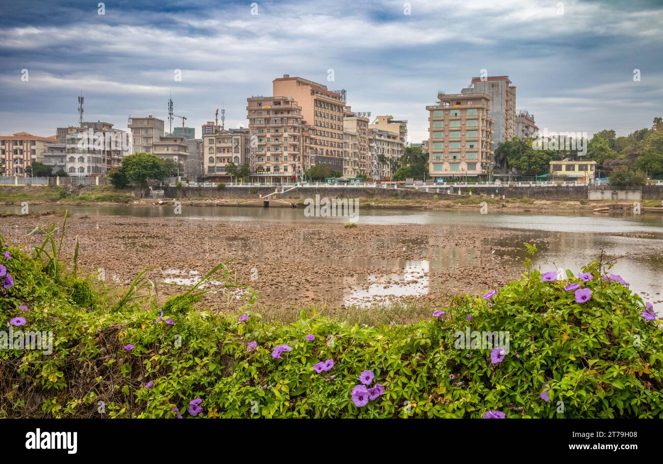 Blick über den Fluss Ka Long in Mong Cai, Vietnam, über die internationale Grenze nach Dongxing in China. Stockfoto