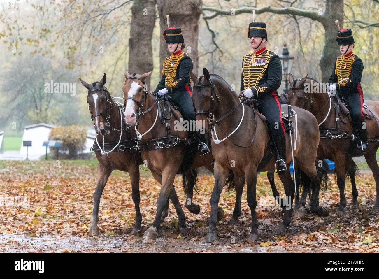 Green Park, Westminster, London, Großbritannien. November 2023. Im Royal Park of Green Park fand ein 41-Kanonen-Salut statt, um den Geburtstag von König Karl III. Zu feiern, der heute 75 Jahre alt ist. Der Gruß wurde von der Königstruppe Royal Horse Artillery (KTRHA) abgefeuert, die mit den 13-Pfünder-Kanonen der QF aus der Zeit des Ersten Weltkriegs in den Park eintraf. Der Gruß fand um 12 Uhr mittags bei starkem Regen statt. Berittene Truppen verlassen Stockfoto