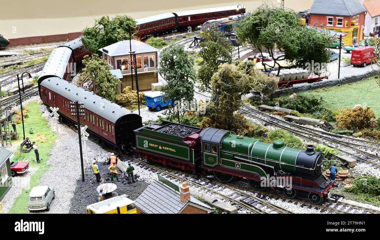 Ein Modell von Mons, einer Dampflokomotive, die einen Personenzug zieht. Stockfoto