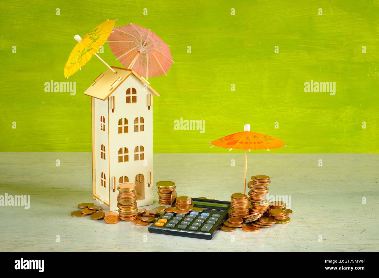 Vermögensverwaltung, Assest Management Konzept mit Taschenrechner, Stapel Geld, ein Holzhaus und mehrfarbige Regenschirme, kostenloser Kopierraum. Stockfoto