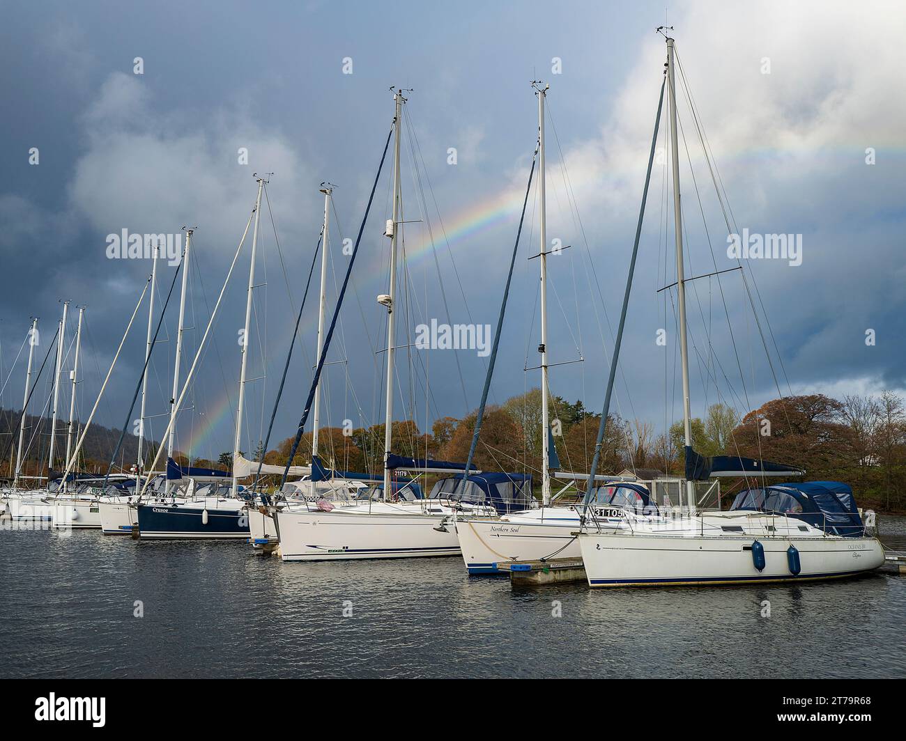 Segelboote mit Rainbow Stockfoto