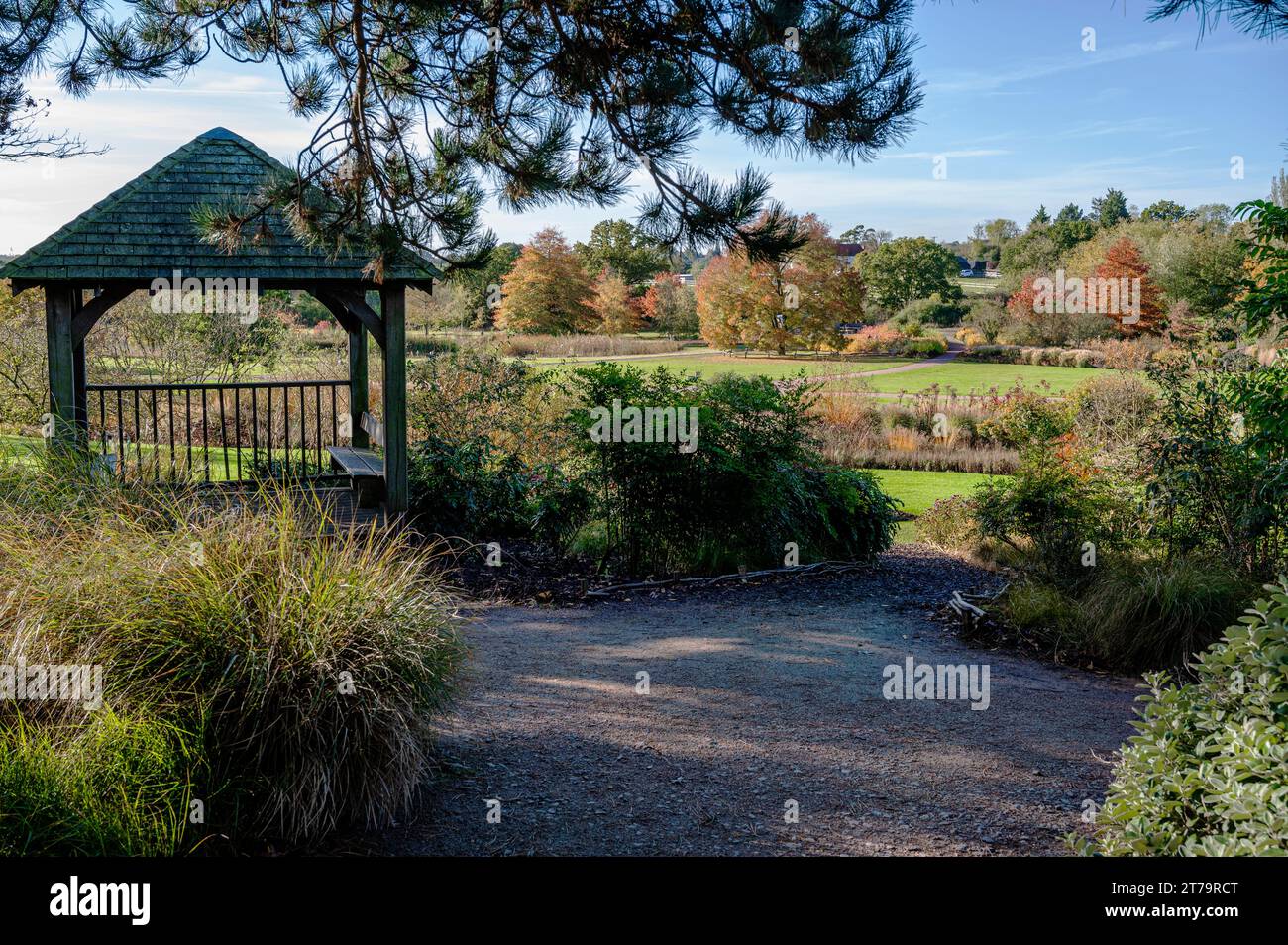 Pavillon in Australien und Neuseeland Garten mit Blick auf Clover Hill, mit einigen frühen Herbsttönen. Stockfoto