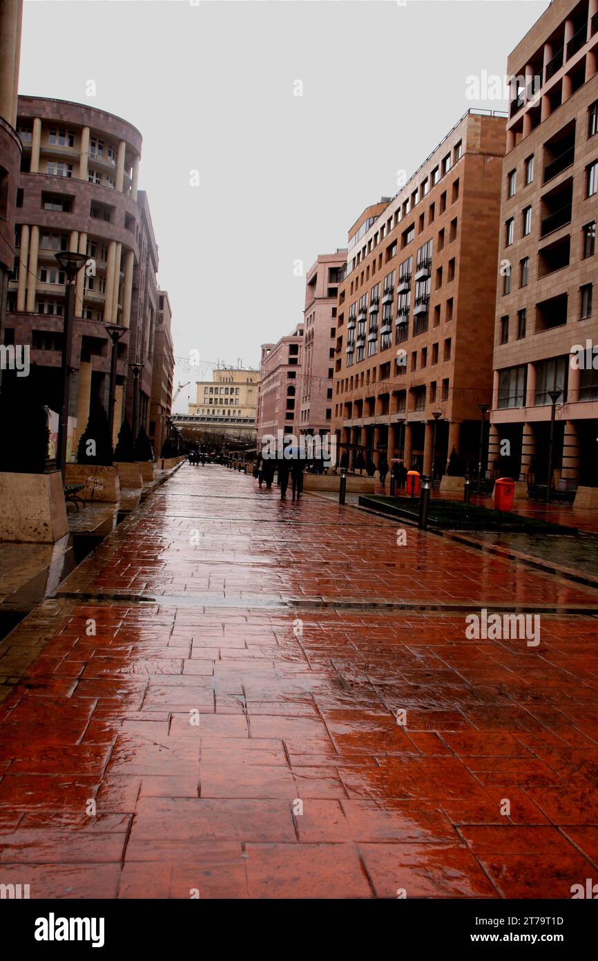 Eine nasse und glitzernde Straße in Jerewan, Armenien Stockfoto