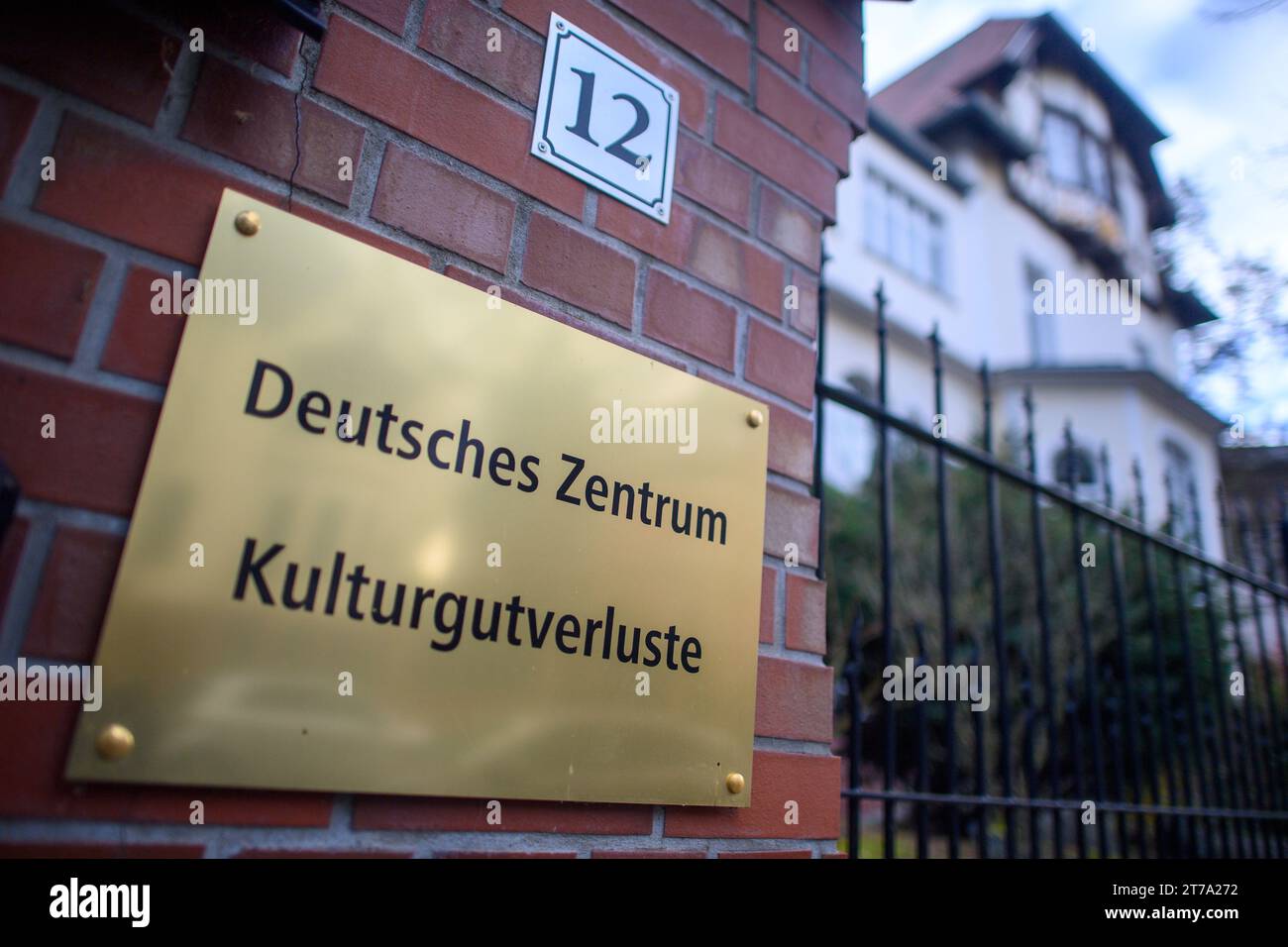 Magdeburg, Deutschland. November 2023. Das Deutsche Zentrum Kulturgutverluste steht auf einem Schild, das am Eingang eines Hauses hängt, aus Anlass der Übergabe eines Bronzekreuzes aus dem 13. Jahrhundert an den Rechtsanwalt I. Gielen. Ein anonymer Absender schickte die knapp 20 Zentimeter hohe Bronzestuppe Ende August per Post an die Stiftung, erklärte Lupfer bei der Übergabe am Dienstag, 14.11.2023 in Magdeburg. Das Objekt gehörte einst dem deutsch-jüdischen Unternehmer Ottmar Strauss (1878–1941). Quelle: Klaus-Dietmar Gabbert/dpa/Alamy Live News Stockfoto