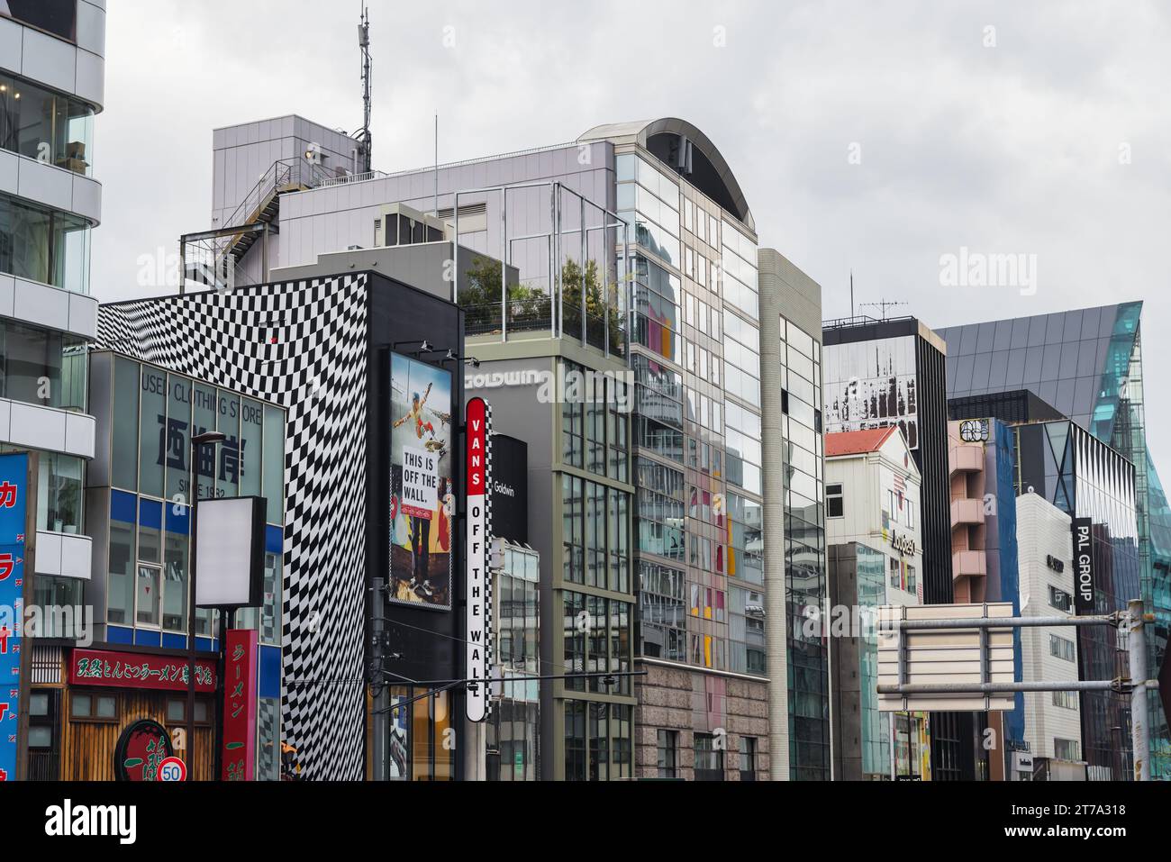 Tokio, Japan - 8. April 2023: Moderne Gebäude entlang der Omotesando Street, Aoyama. Diese Gegend ist gesäumt von Flaggschiffläden von Luxusmarken Stockfoto