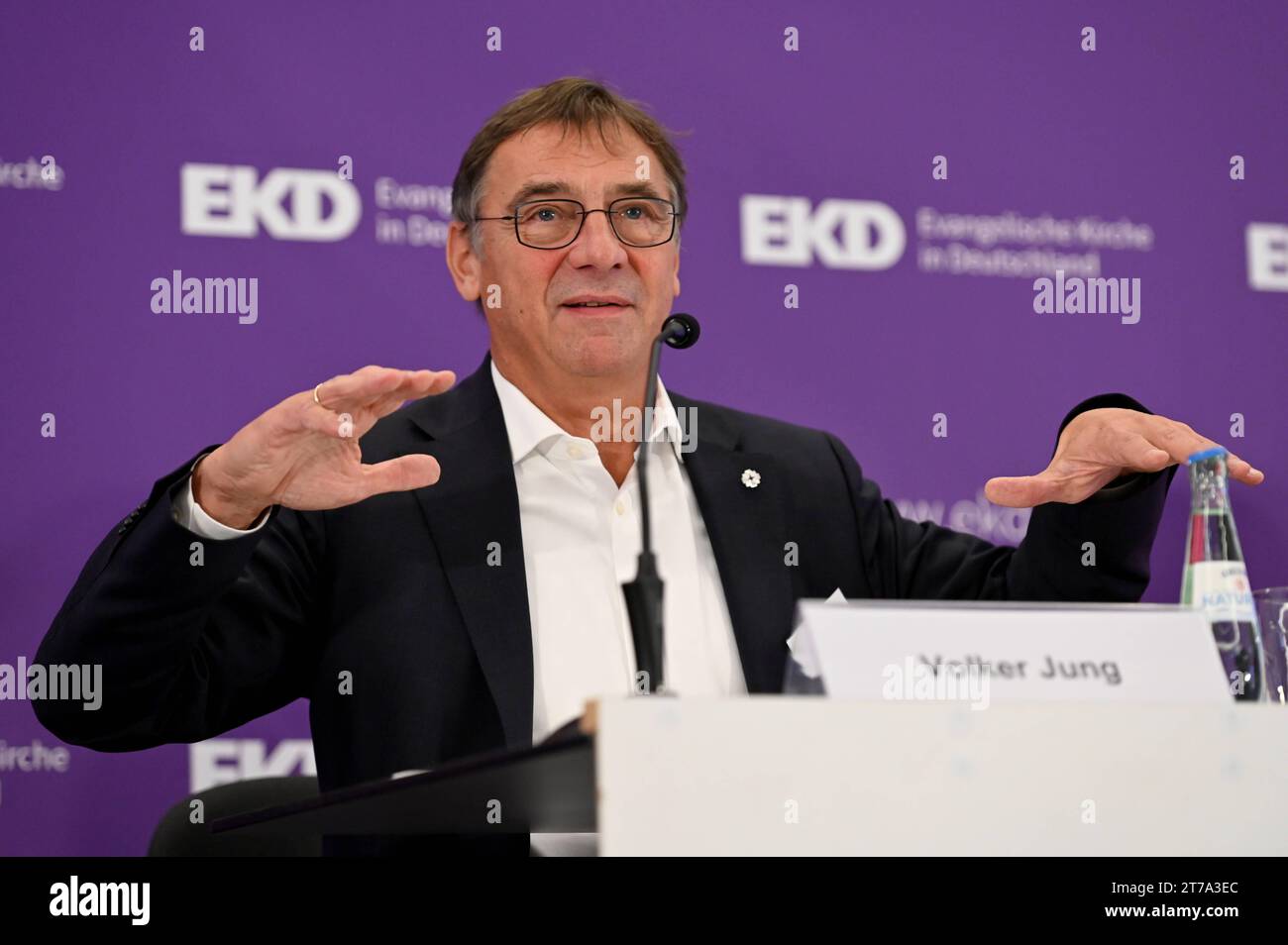 Pressekonferenz zur Kirchenmitgliedschaftsbefragung der EKD, die am 14.11.2023 waehrend der Tagung der Synode der Evangelischen Kirche in Deutschland EKD in Ulm veroeffentlicht wurde. Im Foto vom 14.11.2023: Volker jung, Kirchenpraesident, Mitglied im Rat der EKD, Evangelische Kirche in Hessen und Nassau. Siehe epd-Meldung vom 14.11.2023 NUR REDAKTIONELLE VERWENDUNG *** Pressekonferenz zur EKD-Mitgliederbefragung, das am 14 11 2023 während der Synode der Evangelischen Kirche in Deutschland in Ulm auf dem Foto vom 14 11 2023 Volker Jung, Kirchenpräsident, Mitglied von veröffentlicht wurde Stockfoto