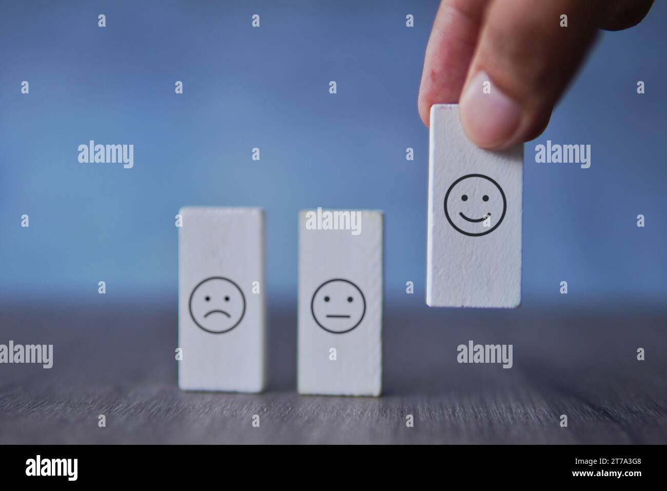 Nahaufnahme des Symbols „Hand Pick Lächeln“. Kundenbewertung, Feedback und Konzept für psychische Gesundheit. Stockfoto