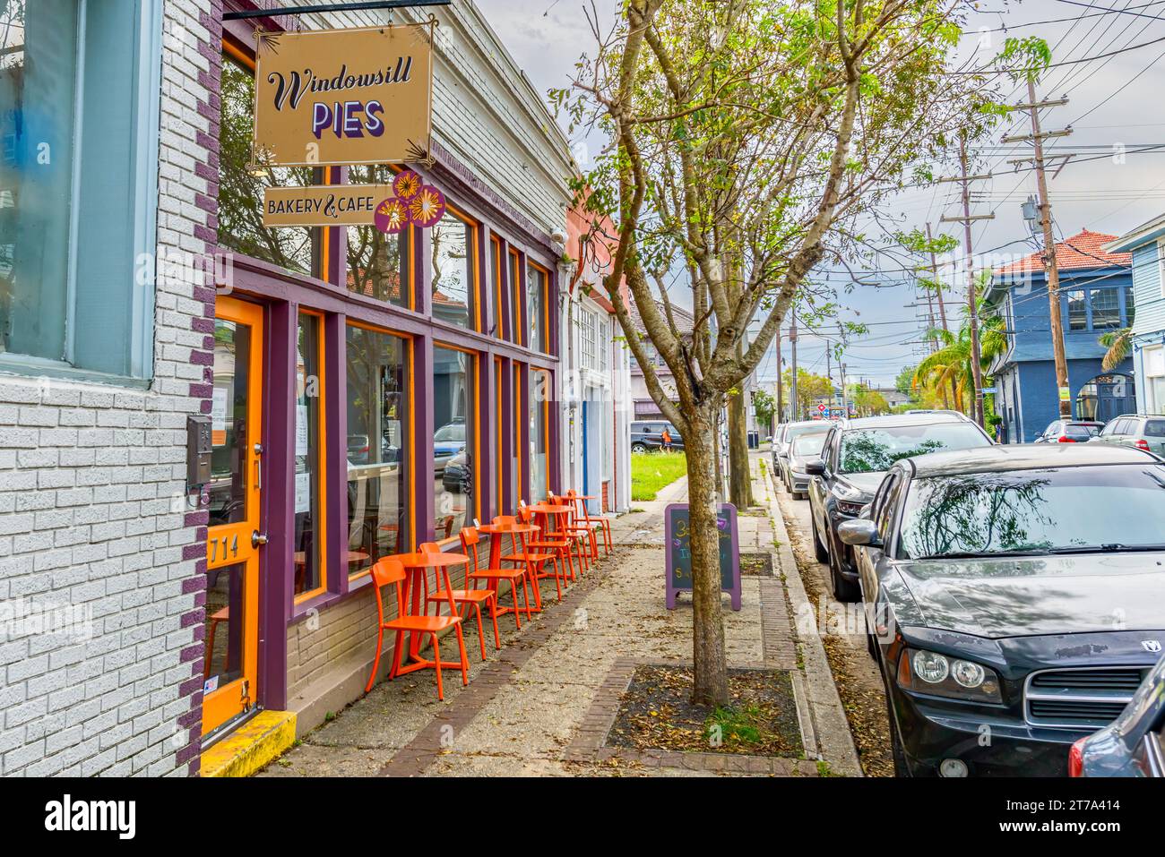 NEW ORLEANS, LA, USA - 1. OKTOBER 2021: Vor der Fensterbank Pies Bakery and Cafe mit Tischen auf dem Bürgersteig in der Freret Street in Uptown New Orleans Stockfoto