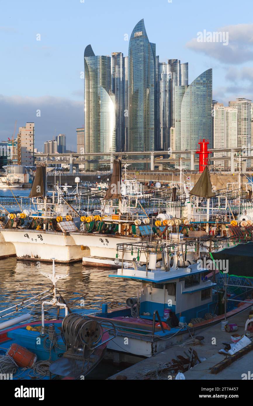 Busan, Südkorea - 16. März 2018: Alter Fischerhafen der Stadt Busan am Abend, vertikales Foto Stockfoto