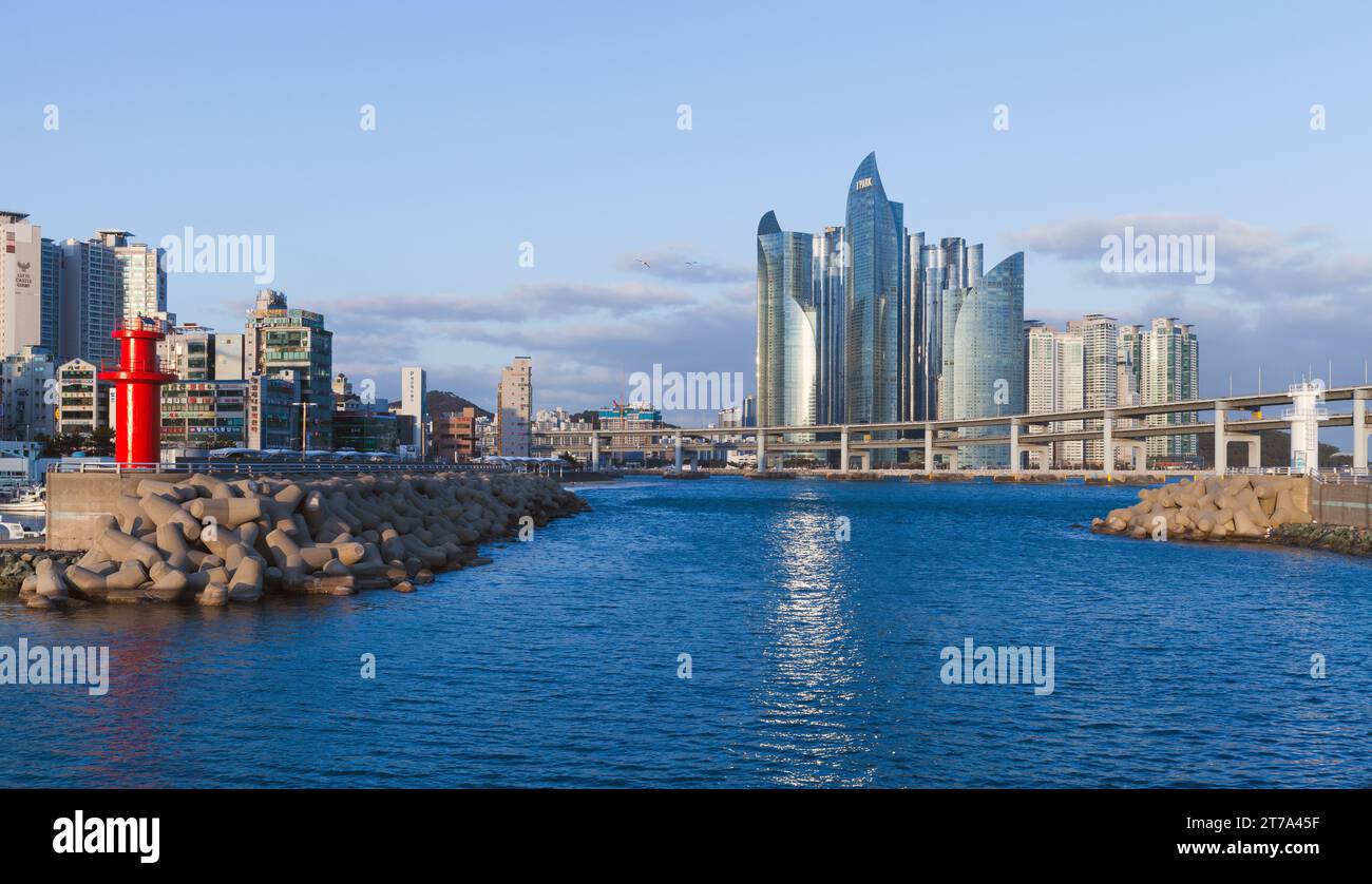 Busan, Südkorea - 16. März 2018: Stadtbild mit Wellenbrechern am Eingang zum alten Fischerhafen der Stadt Busan Stockfoto