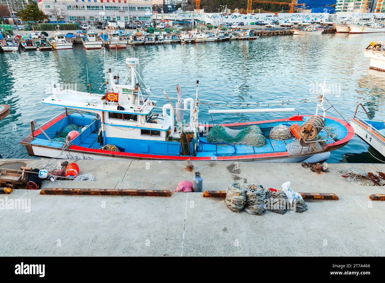 Busan, Südkorea - 16. März 2018: Ein kleines Fischerboot liegt im alten Fischerhafen der Stadt Busan Stockfoto