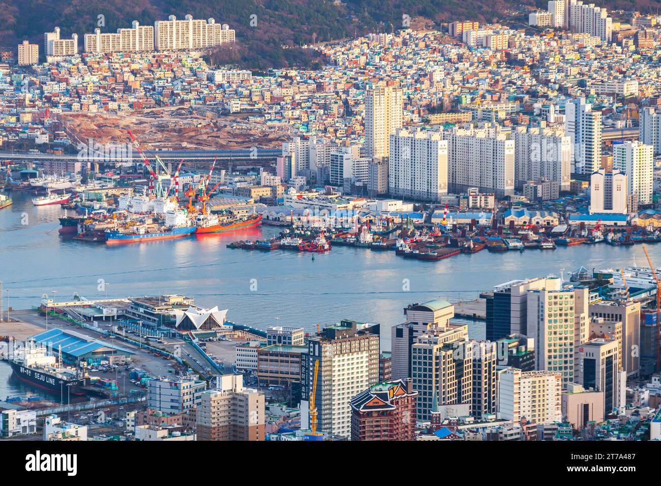 Busan, Südkorea - 22. März 2018: Stadtbild von Busan, Luftaufnahme mit Hafenblick an einem sonnigen Tag Stockfoto