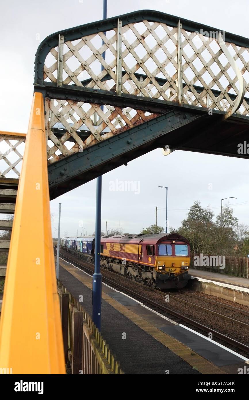 Die DB Cargo Class 66 Lok 66171 passiert am 14.11.23, den Bahnhof Althorpe mit dem Anschlussgleis 4R51 1250 Milford - Biomassezug Immingham. Stockfoto