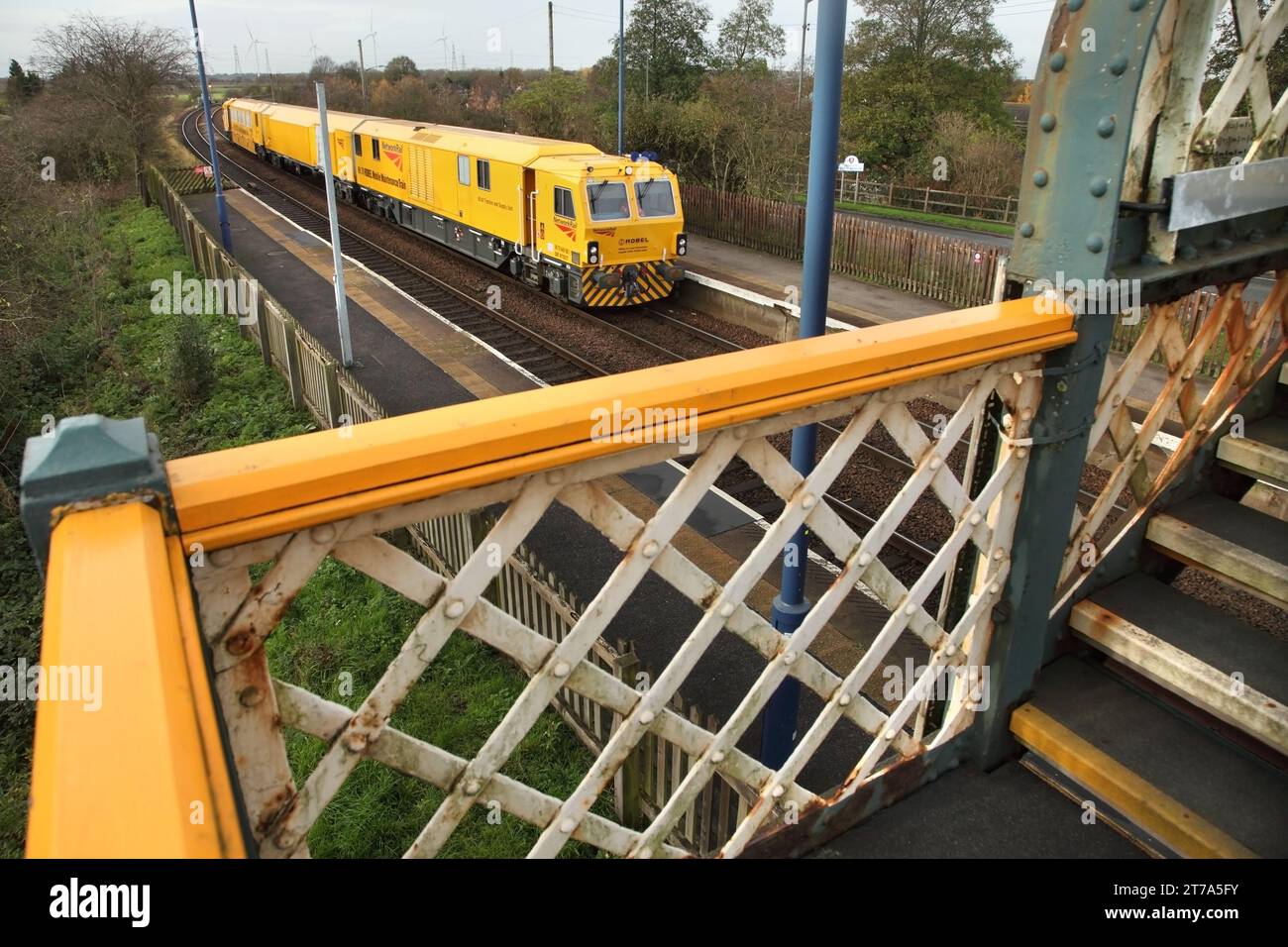 Der Robel Mobile Maintenance Train DR97507 passiert am 14.11.23. Den Bahnhof Althorpe mit dem 6U87 1013 Wakefield - Wakefield Infrastruktur Maintenance Train. Stockfoto