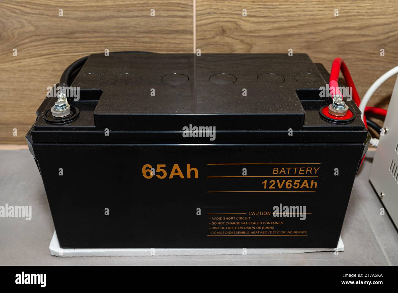 12V 65Ah Batterie für Notstromversorgung mit unterbrechungsfreier reiner sinusförmiger Wechselspannung von 230 Volt. Stockfoto