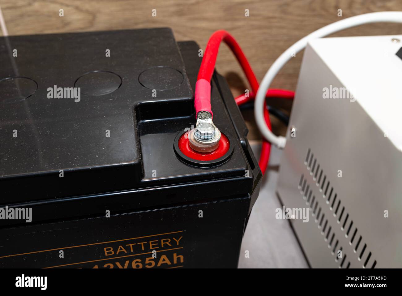 12V 65Ah Batterie für Notstromversorgung mit unterbrechungsfreier reiner sinusförmiger Wechselspannung von 230 Volt. Stockfoto