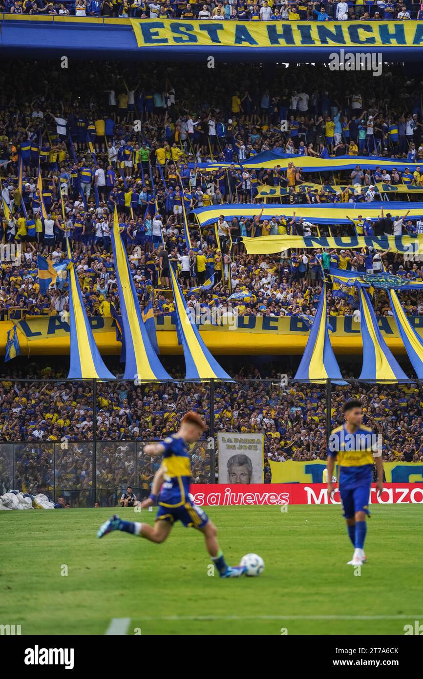 Valentin Barco, Guillermo Pol Fernandez und Fans der Boca Juniors während des Liga Argentina Spiels zwischen den CA Boca Juniors und Newell’s spielten am 12. November 2023 im La Bombonera Stadium in Buenos Aires, Spanien. (Foto: Santiago Joel Abdala / PRESSINPHOTO) Stockfoto