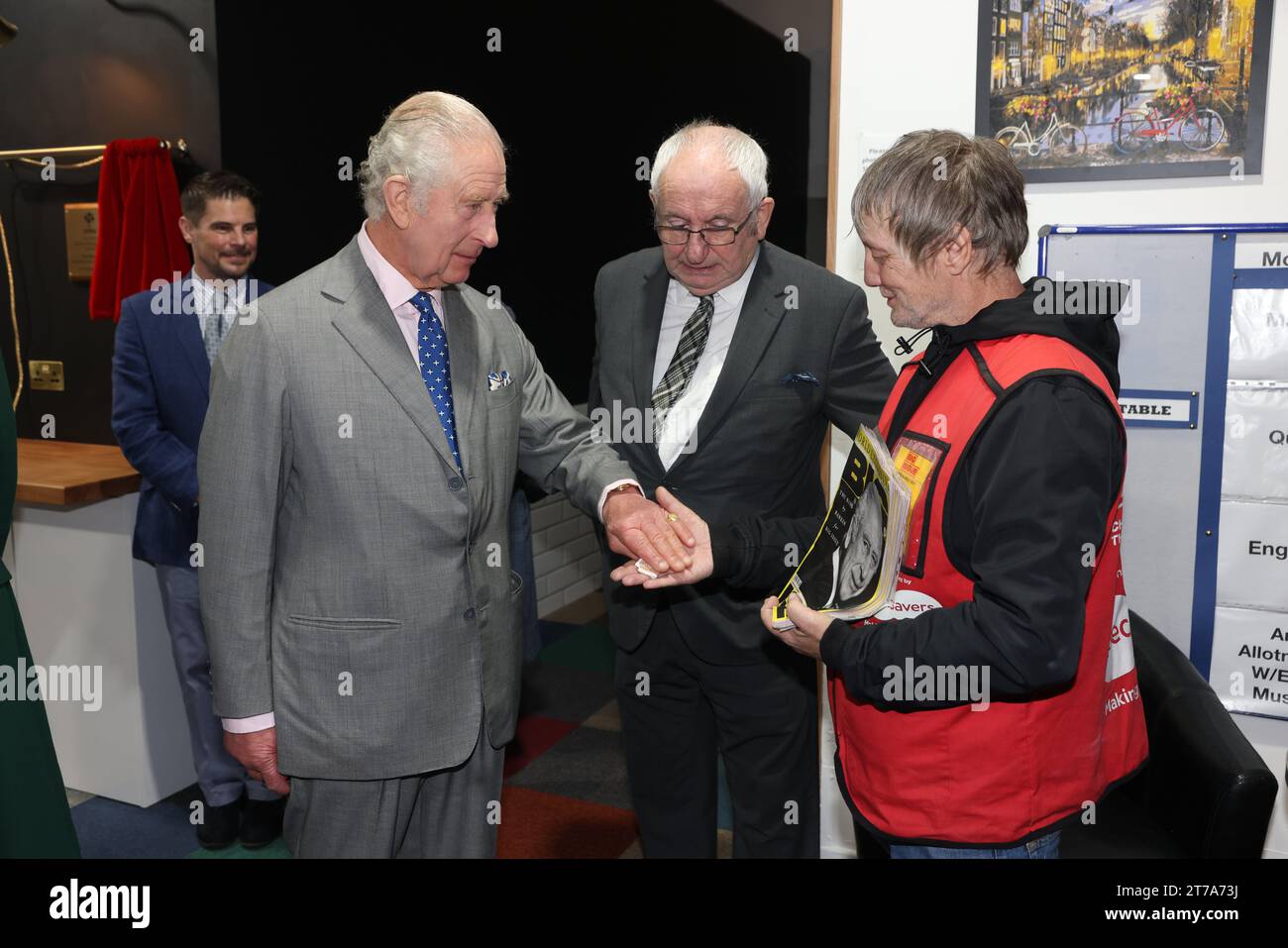 König Charles III. Kauft eine Kopie der großen Ausgabe von Verkäufer Kelvin zusammen mit Lord John Bird, dem Gründer der großen Ausgabe, bei der Eröffnung des Krönungs-Nahrungsmittelprojekts. das Ziel ist es, die Kluft zwischen Lebensmittelverschwendung und Nahrungsmittelbedarf in allen vier Ländern des Vereinigten Königreichs zu schließen, und zwar im Zentrum der South Oxfordshire Food and Education Alliance (SOFEA) für die Verteilung von überschüssigen Lebensmitteln in Didcot, Oxfordshire. Bilddatum: Dienstag, 14. November 2023. Stockfoto