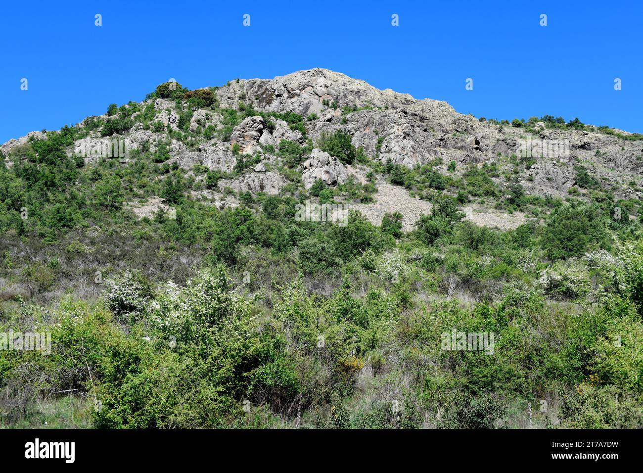 Vulkanischer Aufschluss von Andesita aus Perm. Cerros volcánicos de la Miñosa, Guadalajara, Castilla-La Mancha, Spanien. Stockfoto
