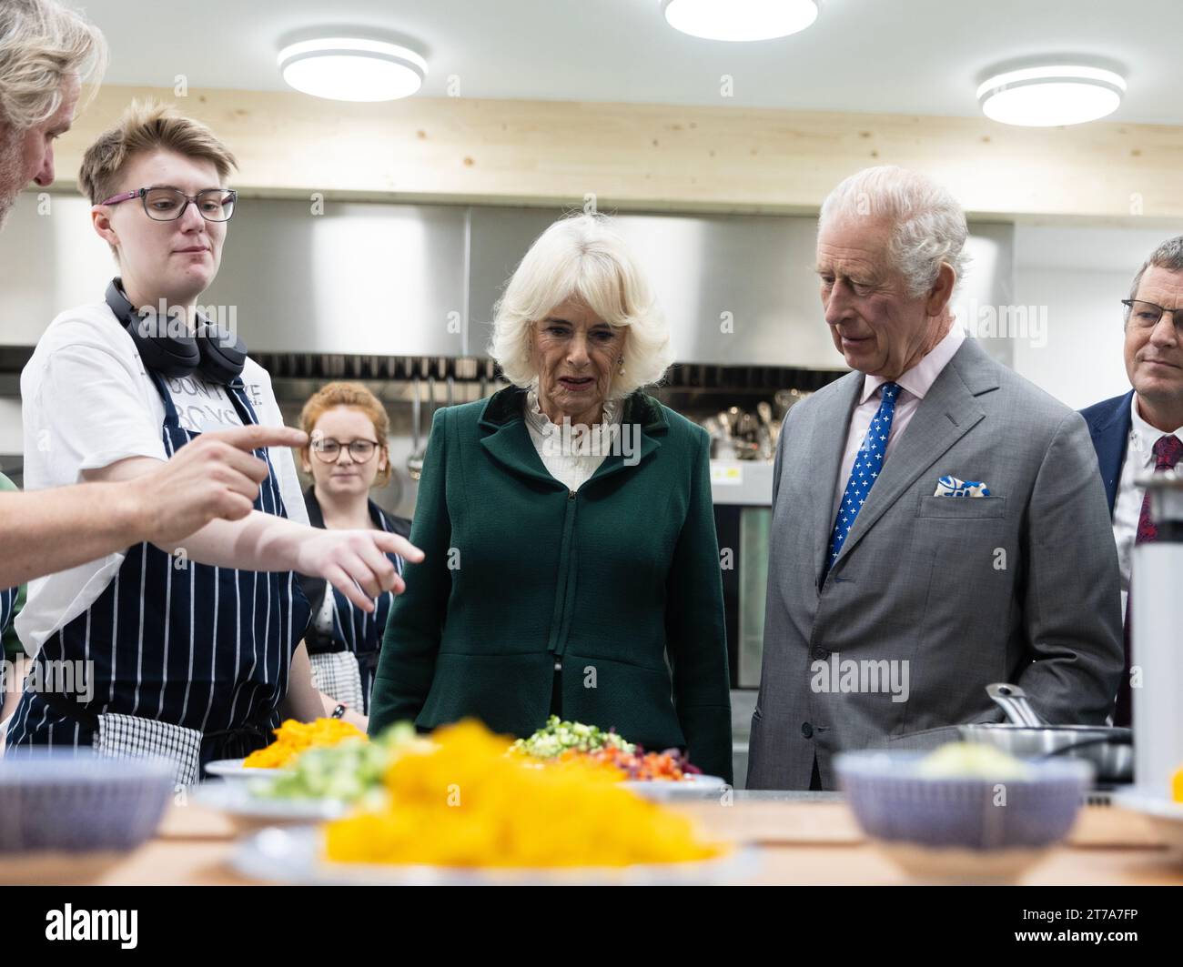König Karl III. Und Königin Camilla feiern den 75. Geburtstag des Königs beim Start des Krönungs-Nahrungsmittelprojekts. das Ziel ist es, die Kluft zwischen Lebensmittelverschwendung und Nahrungsmittelbedarf in allen vier Ländern des Vereinigten Königreichs zu schließen, und zwar im Zentrum der South Oxfordshire Food and Education Alliance (SOFEA) für die Verteilung von überschüssigen Lebensmitteln in Didcot, Oxfordshire. Bilddatum: Dienstag, 14. November 2023. Stockfoto