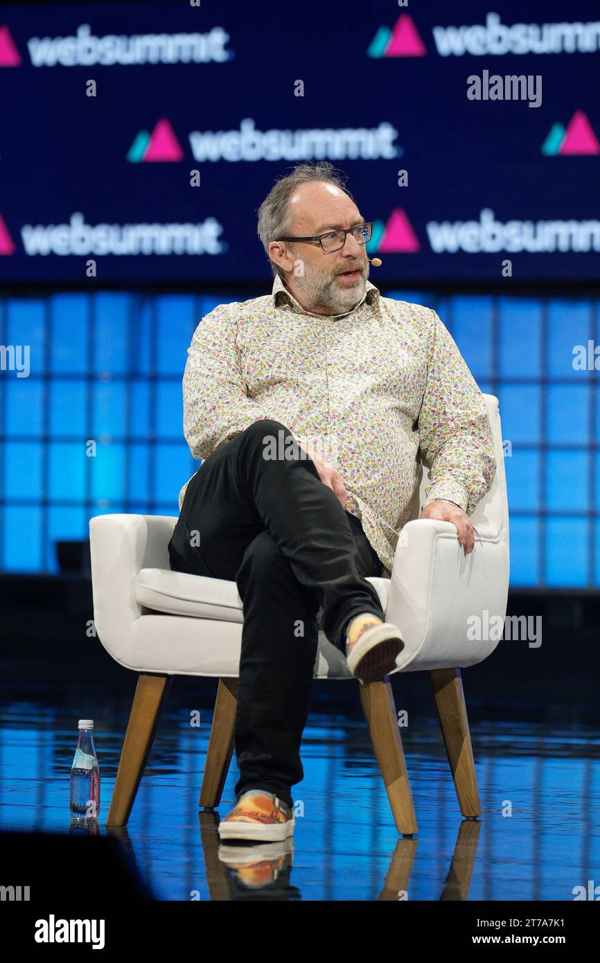 Lissabon, Portugal. November 2023. Jimmy Wales, Gründer von Wikipedia, spricht während der Eröffnungsnacht des Web Summit 2023 in Lissabon vor dem Publikum. Quelle: SOPA Images Limited/Alamy Live News Stockfoto