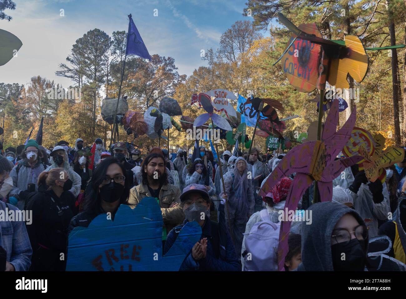 Am Montag, den 13. November 2023, hielt eine Menge von „Stop Cop City“-Aktivisten Marionetten und Schilder im Gresham Park in Atlanta, Georgia. Aktivisten der „Stop Cop City“ kamen aus allen Vereinigten Staaten zusammen, um an dem „Block Cop City“-marsch zur Baustelle des Atlanta Public Safety Training Center teilzunehmen. (Foto: Carlos Berrios Polanco/SIPA USA) Stockfoto