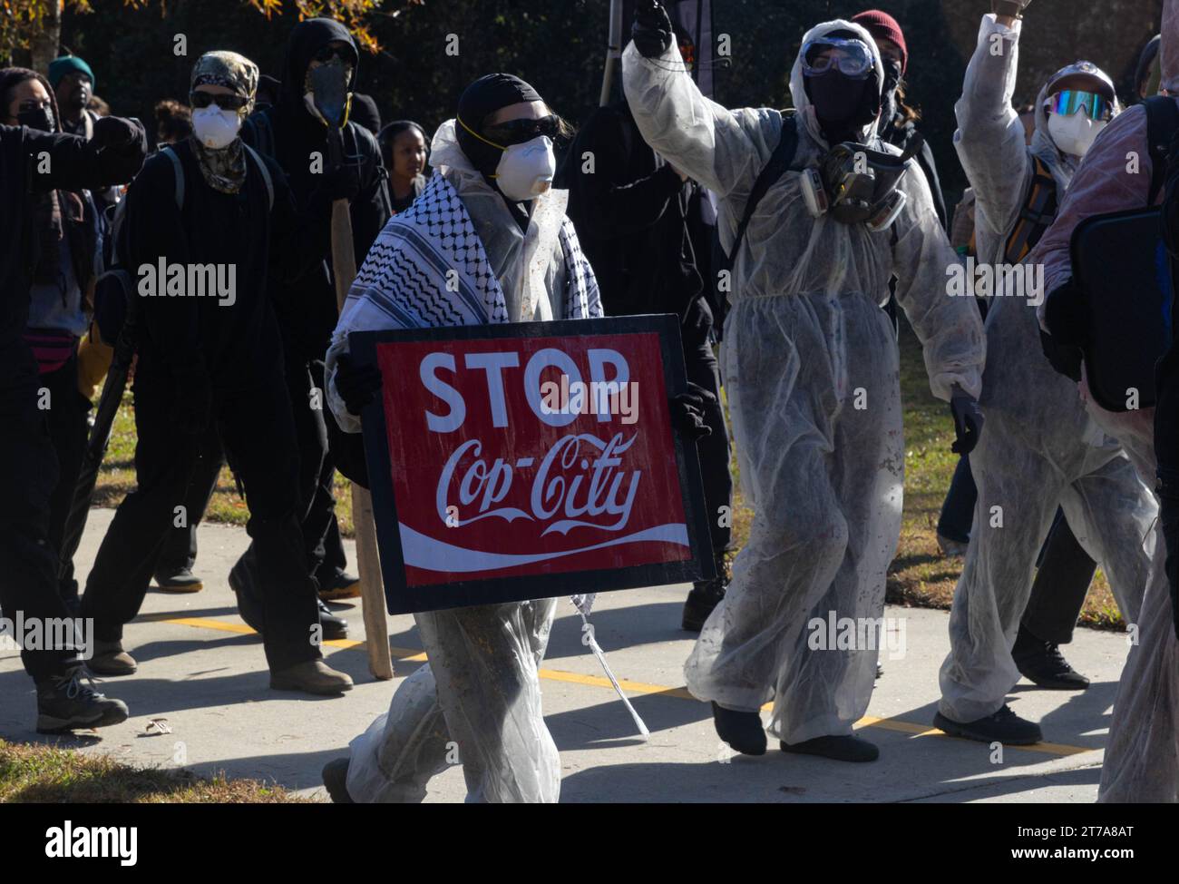 „Stop Cop City“-Aktivisten marschieren auf die Baustelle für das Atlanta Public Safety Training Center im Rahmen des Block Cop City marsches in Atlanta, Georgia am Montag, den 13. November 2023. Aktivisten der „Stop Cop City“ kamen aus allen Vereinigten Staaten zusammen, um an dem „Block Cop City“-marsch zur Baustelle des Atlanta Public Safety Training Center teilzunehmen. (Foto: Carlos Berrios Polanco/SIPA USA) Stockfoto