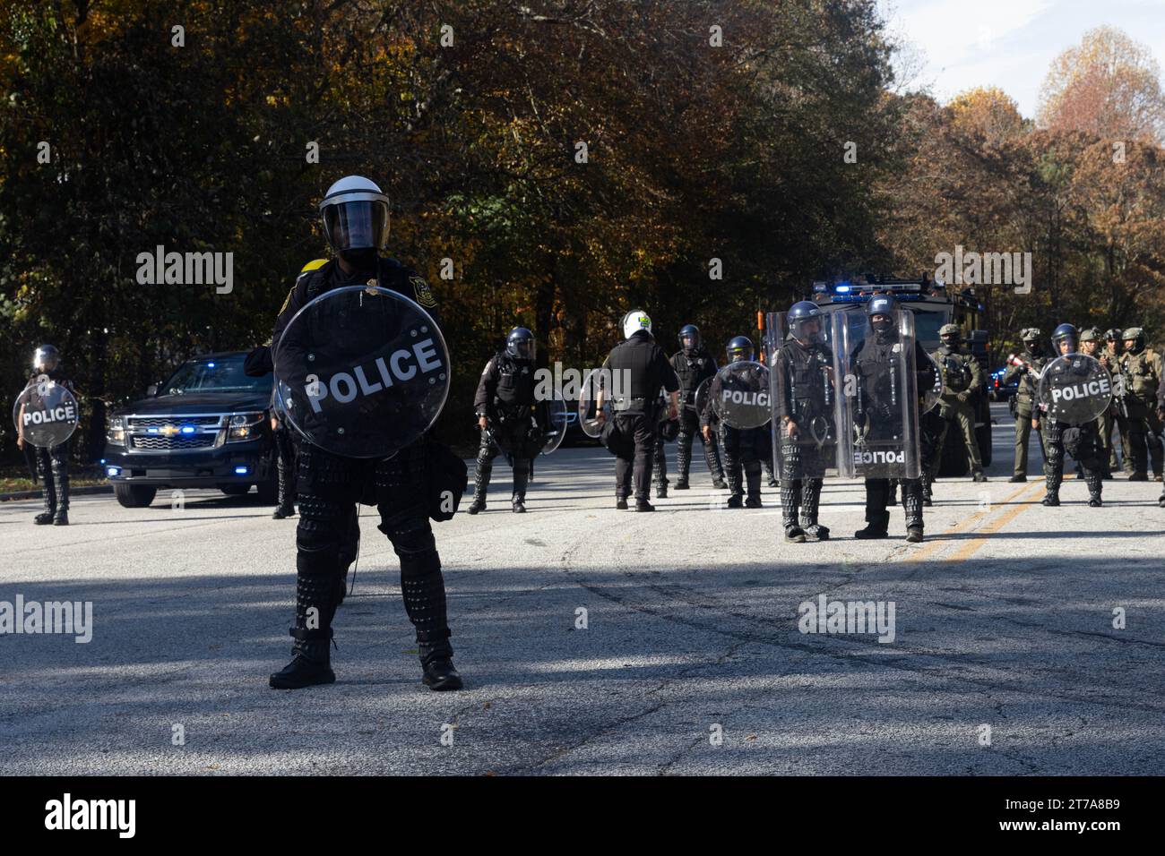 Die Polizei steht mit Schilden und Munition in der Hand vor dem „Block Cop City“-marsch in Atlanta, Georgia am Montag, den 13. November 2023. Aktivisten der „Stop Cop City“ kamen aus allen Vereinigten Staaten zusammen, um an dem „Block Cop City“-marsch zur Baustelle des Atlanta Public Safety Training Center teilzunehmen. (Foto: Carlos Berrios Polanco/SIPA USA) Stockfoto