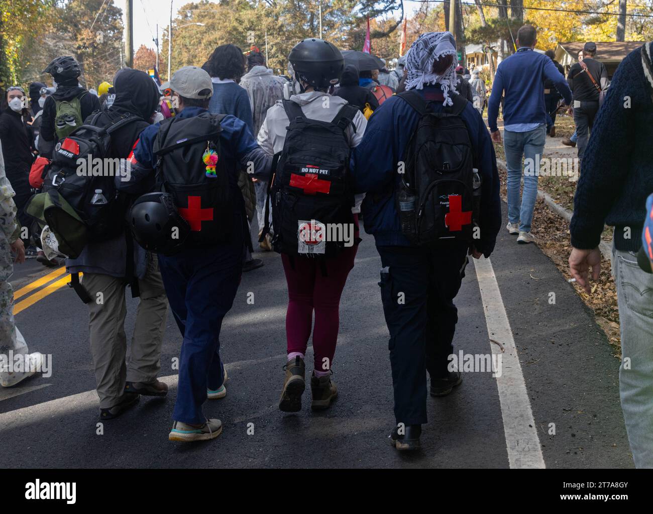 Atlanta, USA. November 2023. Eine Gruppe von Straßenmedizinern läuft mit dem „Block Cop City“-marsch in Atlanta, Georgia am Montag, den 13. November 2023. „Stop Cop City“-Aktivisten aus allen Vereinigten Staaten versammelten sich, um an dem „Block Cop City“-marsch zur Baustelle des Atlanta Public Safety Training Center teilzunehmen. (Foto: Carlos Berrios Polanco/SIPA USA) Credit: SIPA USA/Alamy Live News Stockfoto