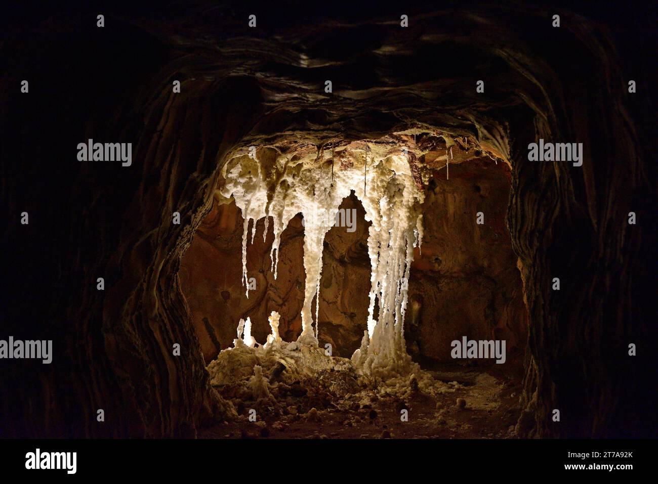 Das Bergsalz von Cardona ist ein salzhaltiges Diapir, bestehend aus Haloit, Sylvin und Carnalit mit Lehm. Salzstalaktiten, Stalagmiten und Säulen im Inneren des Stockfoto