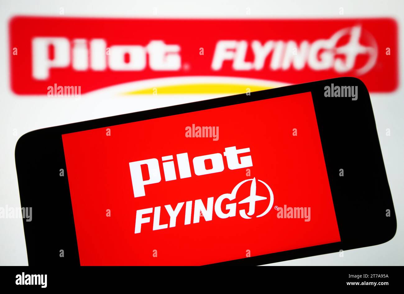 In dieser Abbildung ist das Logo Pilot Flying J (Pilot Travel Centers LLC) auf einem Smartphone und auf einem pc-Bildschirm zu sehen. Stockfoto