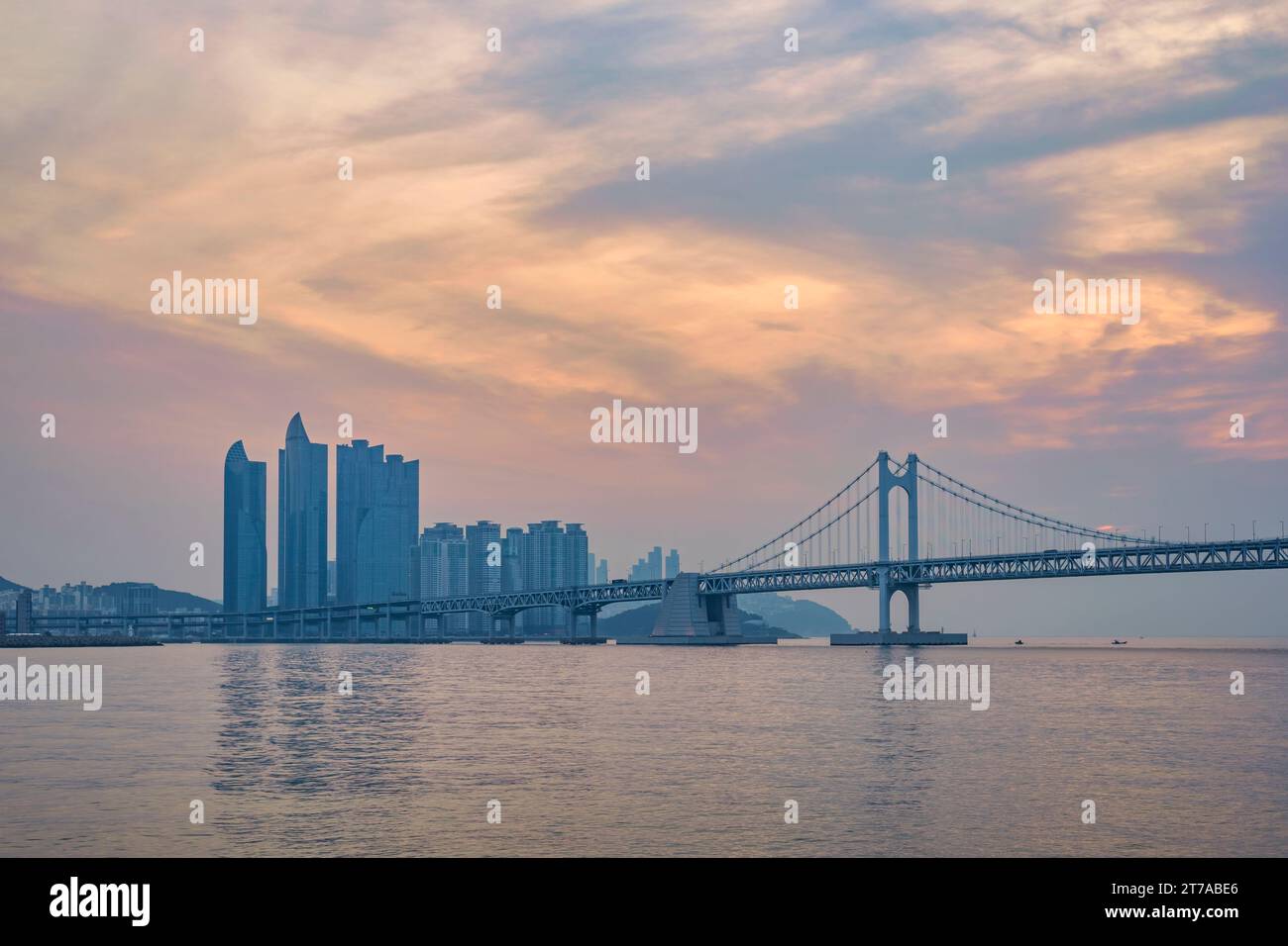 Busan Südkorea, Skyline der Stadt bei Sonnenaufgang an der Busan Marina und Gwangandaegyo Bridge Stockfoto
