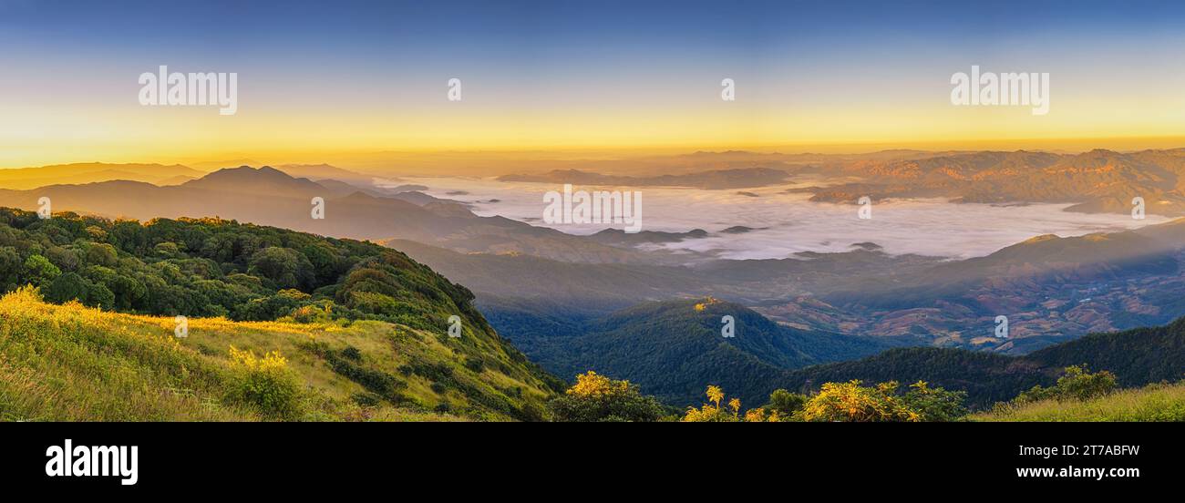 Blick auf die Natur des tropischen Waldes mit Bergketten und sich bewegendem Wolkennebel am Kew Mae Pan Naturpfad, Doi Inthanon, Chiang Mai Thailand Panorama Stockfoto
