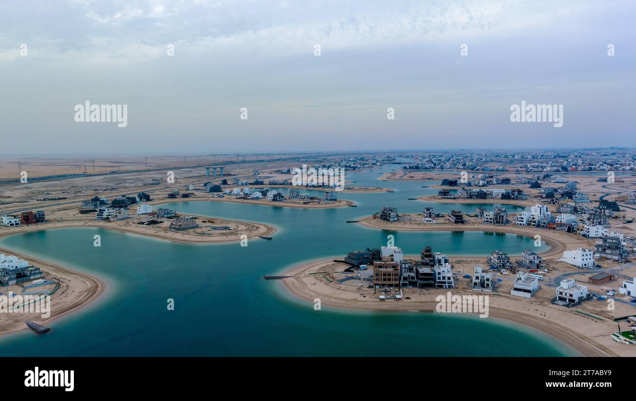 Ein Blick aus der Vogelperspektive auf eine malerische Strandstadt mit dem blauen Meer und der Sandküste Stockfoto