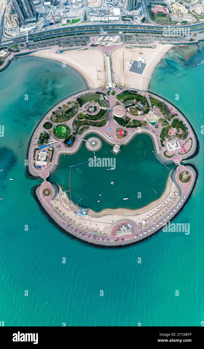 Ein Blick aus der Vogelperspektive auf eine abgelegene tropische Insel, umgeben von kristallklarem türkisfarbenem Wasser Stockfoto