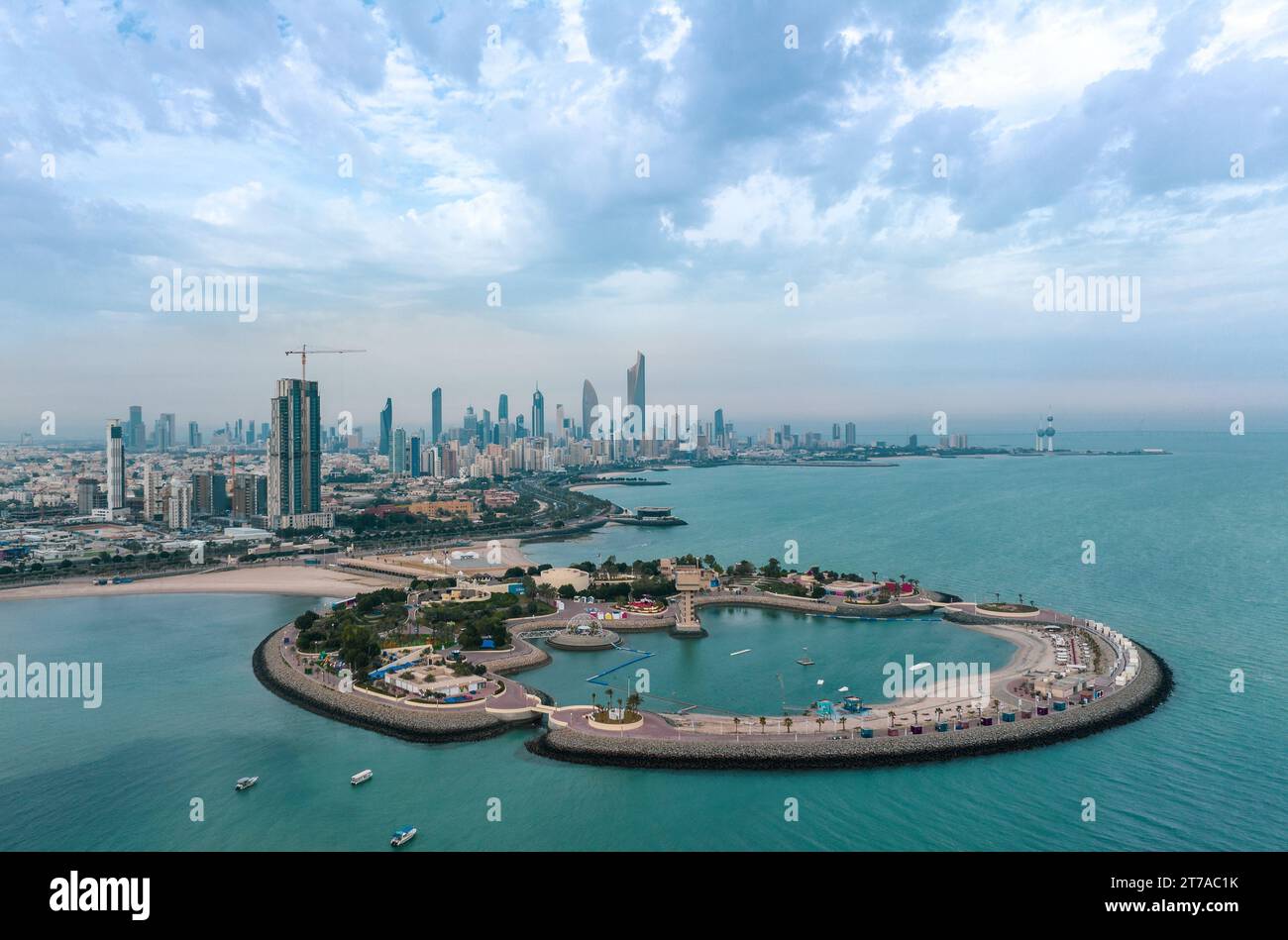 Blick aus der Vogelperspektive auf eine lebhafte Stadtlandschaft auf einer kleinen Insel inmitten eines riesigen Ozeans Stockfoto
