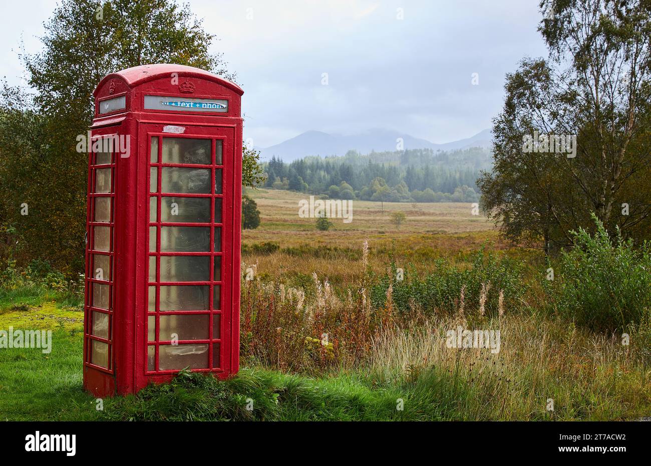 Traditionelle rote Telefonboxen, entworfen von Sir Giles Gilbert Scott in Schottland Stockfoto