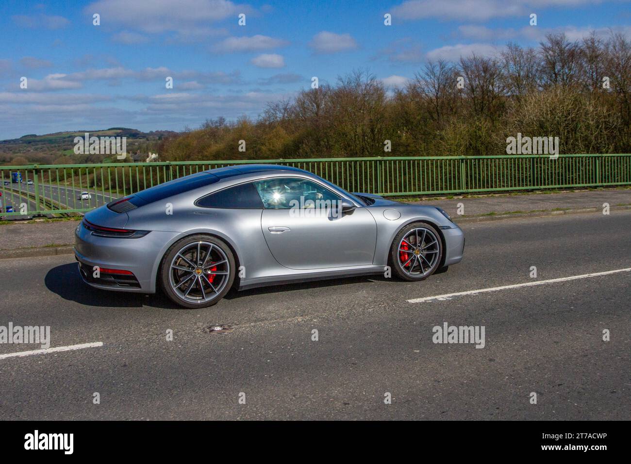 2020 Silber Porsche 911 Carrera 4S S-A; Fahrzeugverkehr, bewegliche Fahrzeuge, Autos, Fahrzeuge auf britischen Straßen, Motoren, Überquerung des Autobahnnetzes M6, Großbritannien Stockfoto