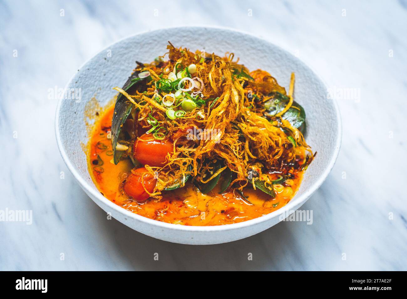 Muscle Mussel Mouclade lebende Miesmuscheln, Chiige Tomatenbrühe, Tomaten, Lao gan Me Persillade, Mantou Stockfoto