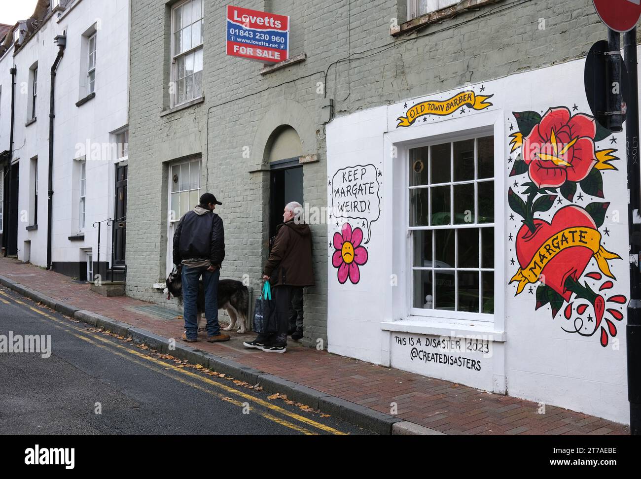 Hausladen bemalt mit skurrilem Schild Margate, Kent, England, Großbritannien. 2023 Stockfoto