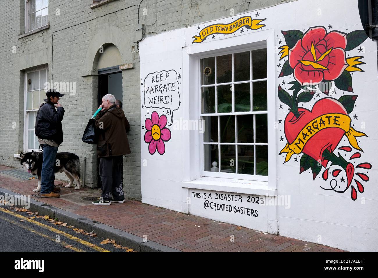 Hausladen bemalt mit skurrilem Schild Margate, Kent, England, Großbritannien. 2023 Stockfoto