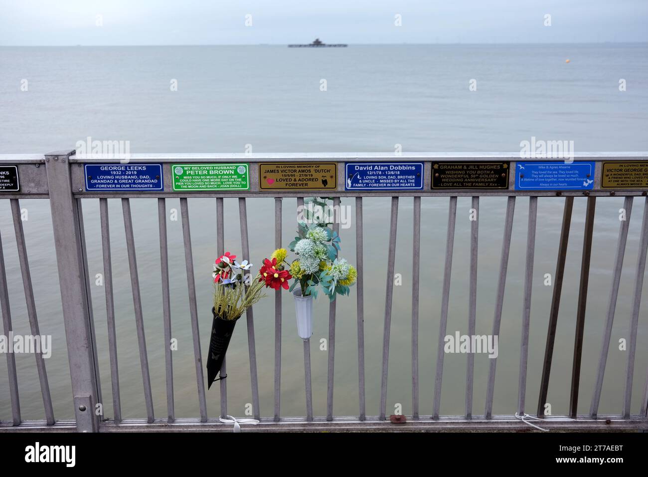 Memorial Tributs am Herne Bay Pier mit dem alten Pier Head in der Ferne in Kent, England, Großbritannien Stockfoto