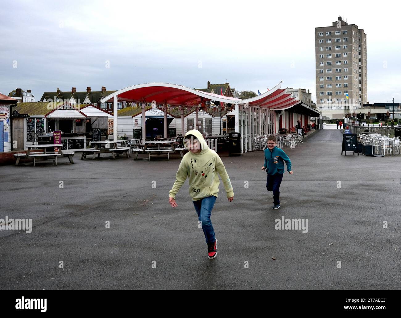 Kinder spielen auf dem Herne Bay Pier in Kent, England, Großbritannien Stockfoto