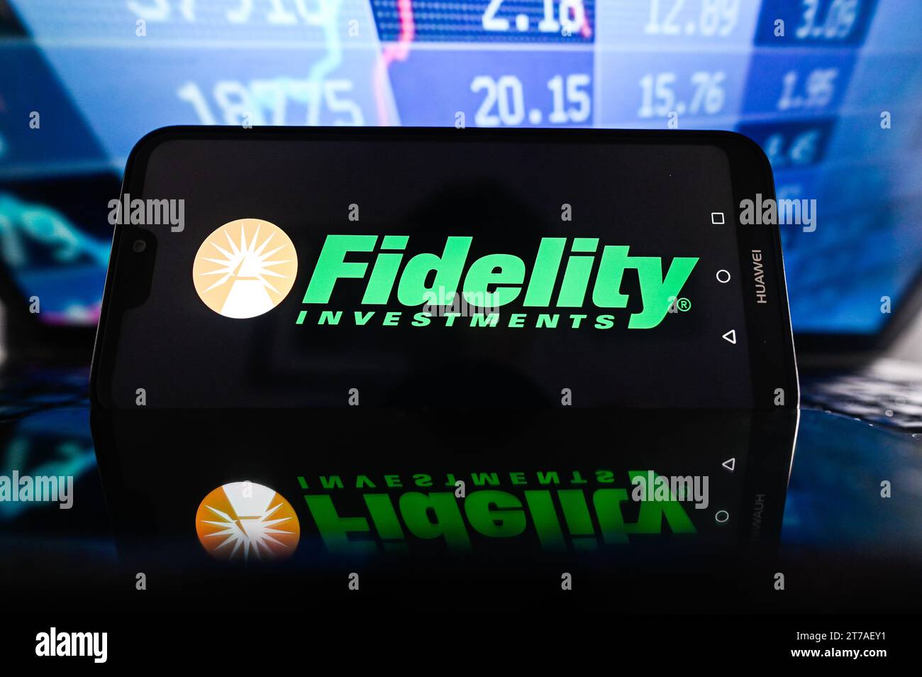 In dieser Fotoabbildung wird auf einem Smartphone ein Fidelity Investments-Logo mit Aktienanteilen im Hintergrund angezeigt. (Foto von Omar Marques / SOPA Images/SIPA USA) *** ausschließlich für redaktionelle Nachrichtenzwecke *** Stockfoto