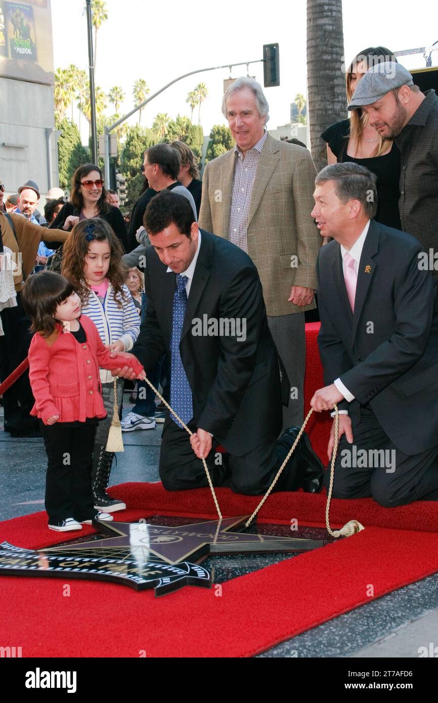 Adam Sandler, Adams Töchter Sadie und Sunny, Henry Winkler und Kevin James bei der Hollywood Chamber of Commerce Zeremonie zu Ehren mit einem Star auf dem Hollywood Walk of Fame in Hollywood, CA, 1. Februar 2011 Foto: Joseph Martinez / Picturelux Stockfoto