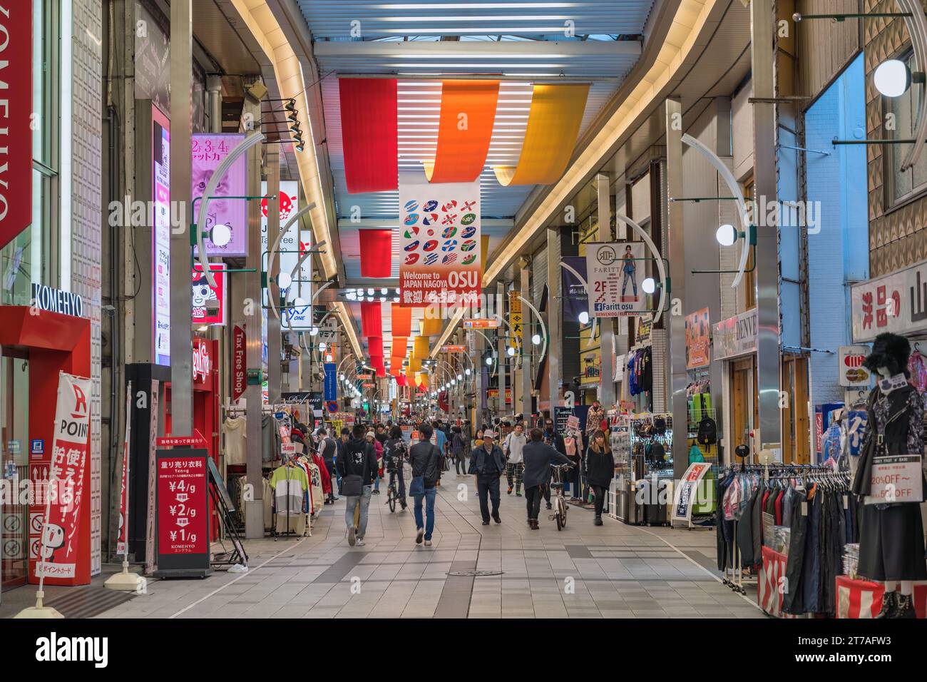 Nagoya, Japan - 6. November 2019 : Touristenwanderung in der berühmten Einkaufsstraße Osu Kannon Stockfoto